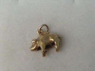 A VERY RARE 9ct.  ARTICULATED PIGGY BANK,  COIN GOES INTO A PIG.  CHARM,  3.  5grms 2