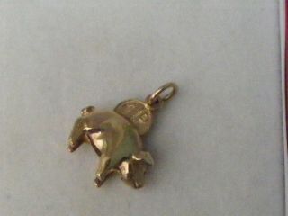 A VERY RARE 9ct.  ARTICULATED PIGGY BANK,  COIN GOES INTO A PIG.  CHARM,  3.  5grms 3