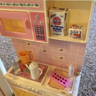 Vintage 1987 BARBIE Dream House KITCHEN Set Stove Refrigerator Accessories 2