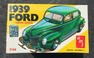 Rare NOS Factory 1939 Ford Deluxe Tudor Sedan Kit from 1975 by AMT 3