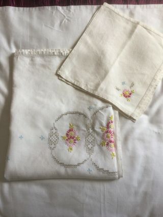 Vintage Pink Daisies Embroidered Linen Tablecloth & 4 Matching Napkins 49x49 In