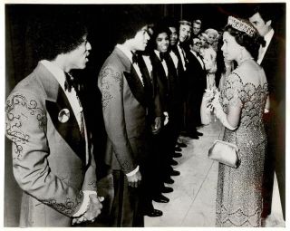(157) The Jackson 5 W/queen Elizabeth 2 Rare Orig 1977 8x10 " Motown B&w Photo