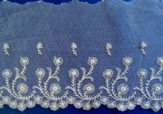 A 107 1/2 " (273cm) Length Of Antique Machine Embroidered Lace - 5 " (12.  5cm)