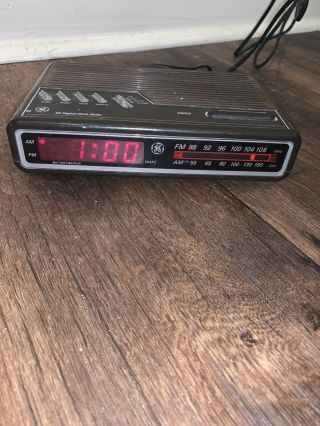 Vintage Ge General Electric Digital Alarm Clock Radio Woodgrain Model 7 - 4612b
