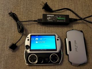 Sony Playstation Psp Go White/black & Charger Games Rare