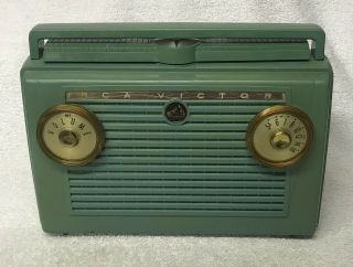 Rare 1956 Rca Victor Model 7 - Bx - 6l Portable Am Tube Ac Dc Radio -