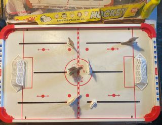 1972 Vintage,  Rare Game “snoopy” And His Pals The Peanuts Gang,  Ice Hockey Game