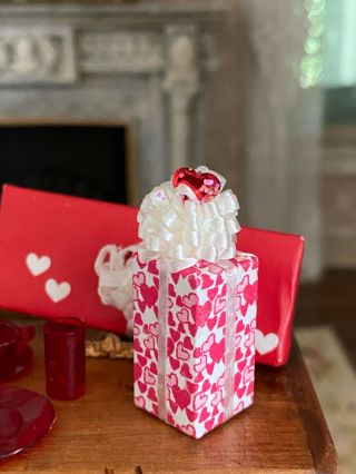 Vintage Miniature Dollhouse Artisan Valentine ' s Day Cupid,  Red Tableware & Gifts 2