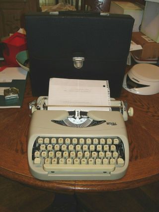 Royal Royalite 100 Typewriter W/ Rare Cursive Font Bag