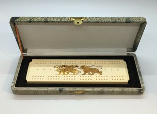 Rare Vtg Faux Ivory Cribbage Board In Hinged Case 3d Tiger Lion Image Bakelite