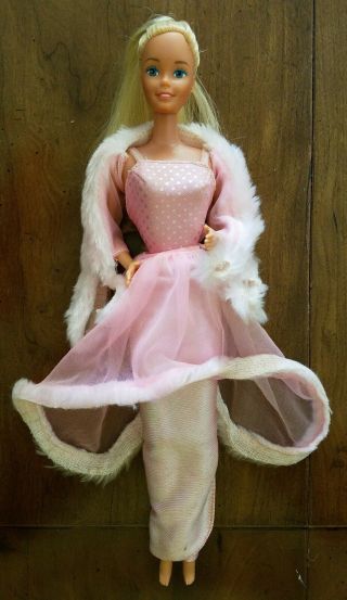 One 1981 Superstar Era Pink N Pretty Barbie Doll In Origoutfit 4551 Light Blnd