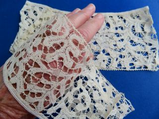 A Cuffs Made From 17th Century Flemish Bobbin Lace - Provenance