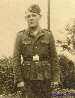 Port.  Photo: Rare Outdoor Pic German Elite Waffen Mann Soldier Posed In Garden