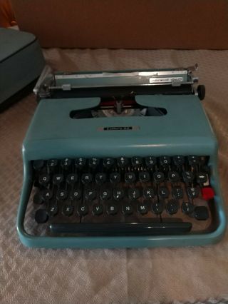 Olivetti Lettera 22 Vintage Antique Typewriter 1950 