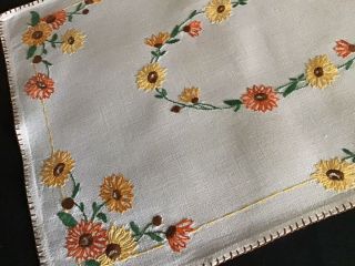 PRETTY VINTAGE HAND EMBROIDERED TRAY CLOTH DAISY DISPLAYS 2