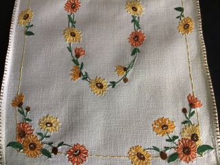 PRETTY VINTAGE HAND EMBROIDERED TRAY CLOTH DAISY DISPLAYS 3