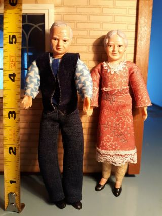 Dollhouse Miniature Grandfather And Grandmother 1:12 Scale