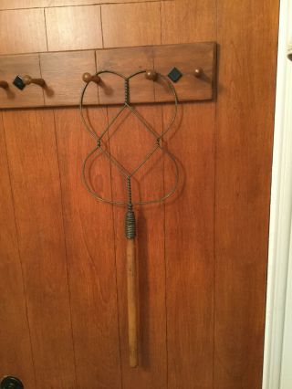 Antique/vintage The Batwing Rug Beater Metal Wire Wooden Handle