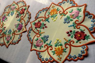 Vintage Hungarian Paloc Embroidered Tablecloth Par 24cm 9.  44 "