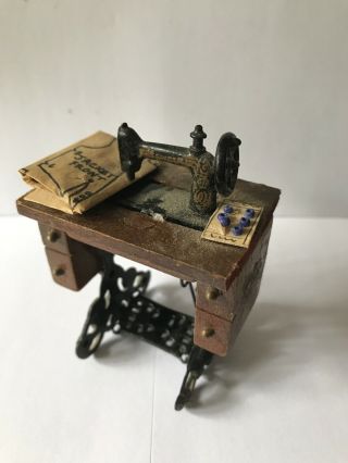 1x Vintage Miniature Sewing Machine With Cloth For 1/12 Scale Dollhouse Decor