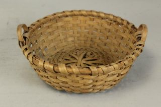 A RARE 19TH C TWO HANDLED SPLINT BASKET IN SURFACE THICK SPLINT 2