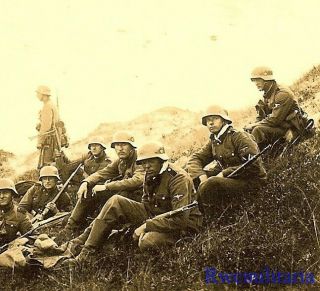 Rare Helmeted German Elite Waffen Combat Infantry Truppe Resting In Field