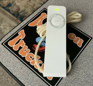 Ipod Shuffle 1st Generation 1gb With Lanyard.  Rare Find