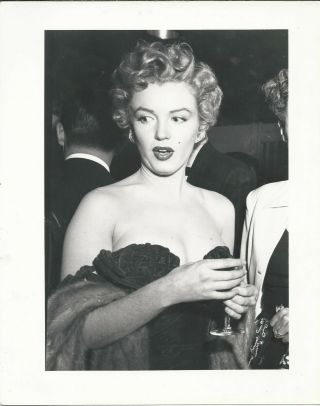 Marilyn Monroe 10x8 Sexy Fun Pictorial Press Rare Archive Still N1