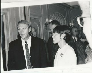 Steve Mcqueen With Wife Vintage 9 X 7 Press Still Rare