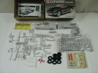 AMT Ertl 1962 Chevrolet Corvette Convertible 1:25 Scale Model Kit 6489 2
