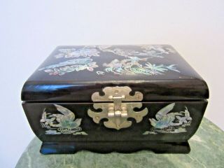 VINTAGE BLACK LACQUERED CHINESE WOODEN JEWELRY BOX WITH MOTHER OF PEARL INLAY 2