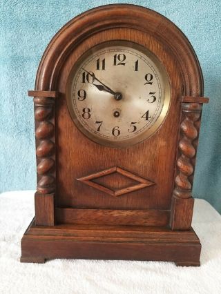 A Vintage Oak Cased Barley Twist Mantel Clock (2565)