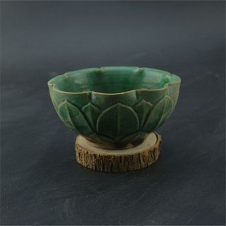 Chinese Old Green Glaze Carved Flower Lotus Petal Pattern Porcelain Bowl A435