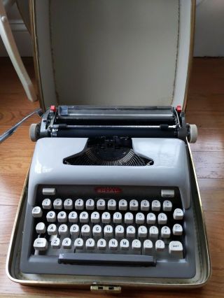 Vintage Antique ROYAL Portable Typewriter with Case 2
