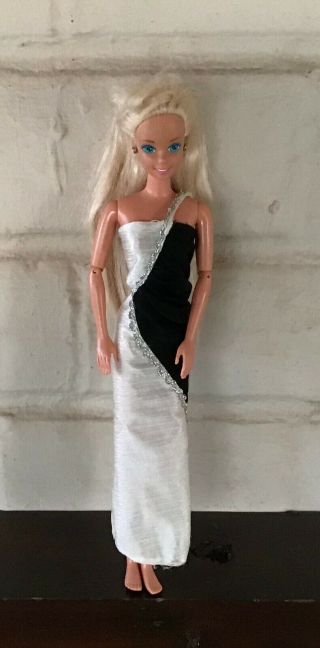 Vintage 1993 Barbie Doll Ball Jointed,  Long Blonde Hair,  Blue Eyes,  Earrings