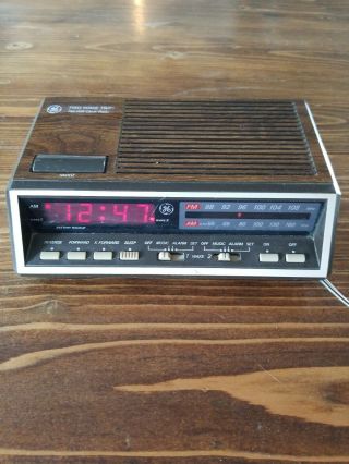 Vintage General Electric Ge 7 - 4616b Dual Alarm Am Fm Clock Radio Wood - Grain Red