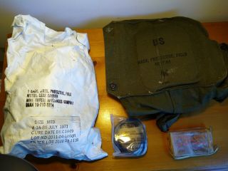 Vintage Vietnam War Era Rare 1971 M17a1 Gas Mask With Cover And Storage Bag Med.
