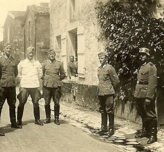 Rare German Elite Waffen Polizei Soldiers Posed On French City Street