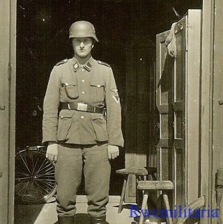 Rare Full Outdoor Pic Helmeted German Elite Waffen Sturmmann By Doorway
