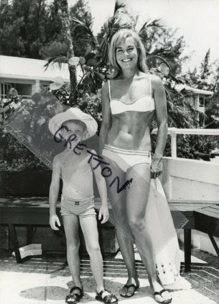 Gorgeous Shirley Eaton In Bikini Rare Candid Photo 1