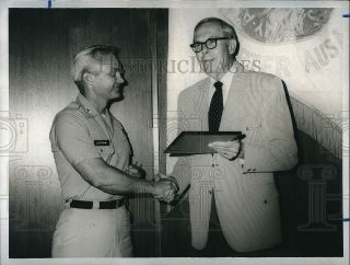 1973 Press Photo Brigadier General Willard Latham Us Army Charles Daley 8x6