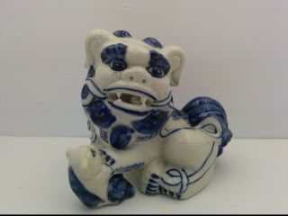Vtg Chinese Blue & White Asian Foo Dog Statue W/baby Foo Dog,  6 - 1/2 " X 8 " X 5 "