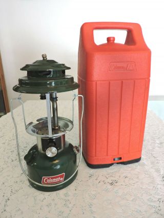 Coleman 220j Green Double Mantel Lantern 9 - 76 W/ Red Molded Plastic Case