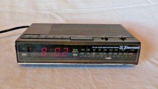 Emerson Red5675 Wood Grain Dual Alarm Clock Am/fm Radio With Battery Back Up