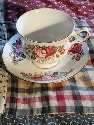Queen Anne Bone China,  Tea cup/Saucer,  Lovely,  Red/Pink Roses,  England,  H57 0 2