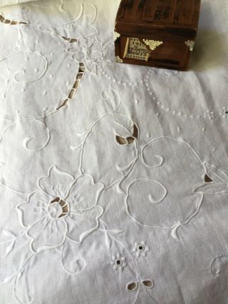 Vtg Antique Oval Hand Embroidered Madeira Lace Linen 69x100 Tablecloth W/tag Wow