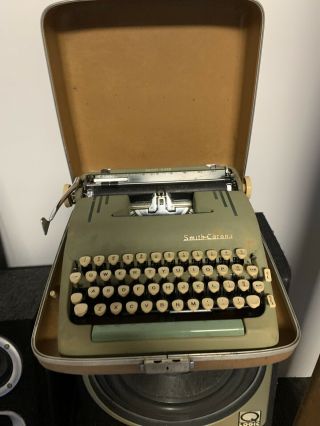 Vintage Smith Corona Silent Portable 5t Typewriter With Rare Carrying Case