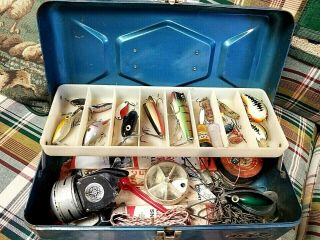 Vintage Old Pal Fishing Tackle Box Full Of Wood Bass Lures Shakespeare Reel Look