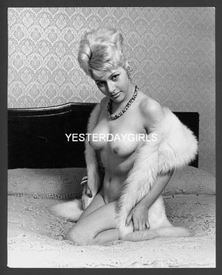 Ygst - 0017 Vintage B/w Stamped Signed Russell Gay Nude Angela Jones Furs