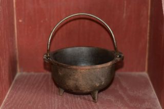 Antique Vintage Cast Iron Kitchenware Smelting Pot 3 Leg Foot Kettle Cauldron
